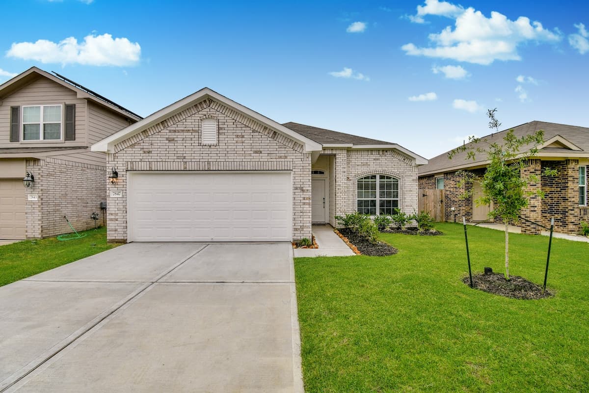 Modern 4-Bedroom Retreat in Spring, TX - Photo 1