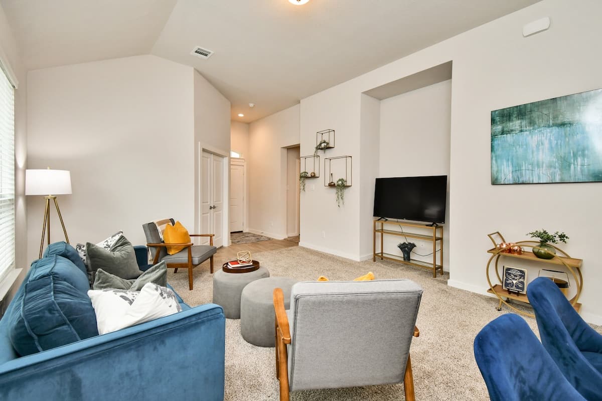 Modern 4-Bedroom Retreat in Spring, TX - Photo 2