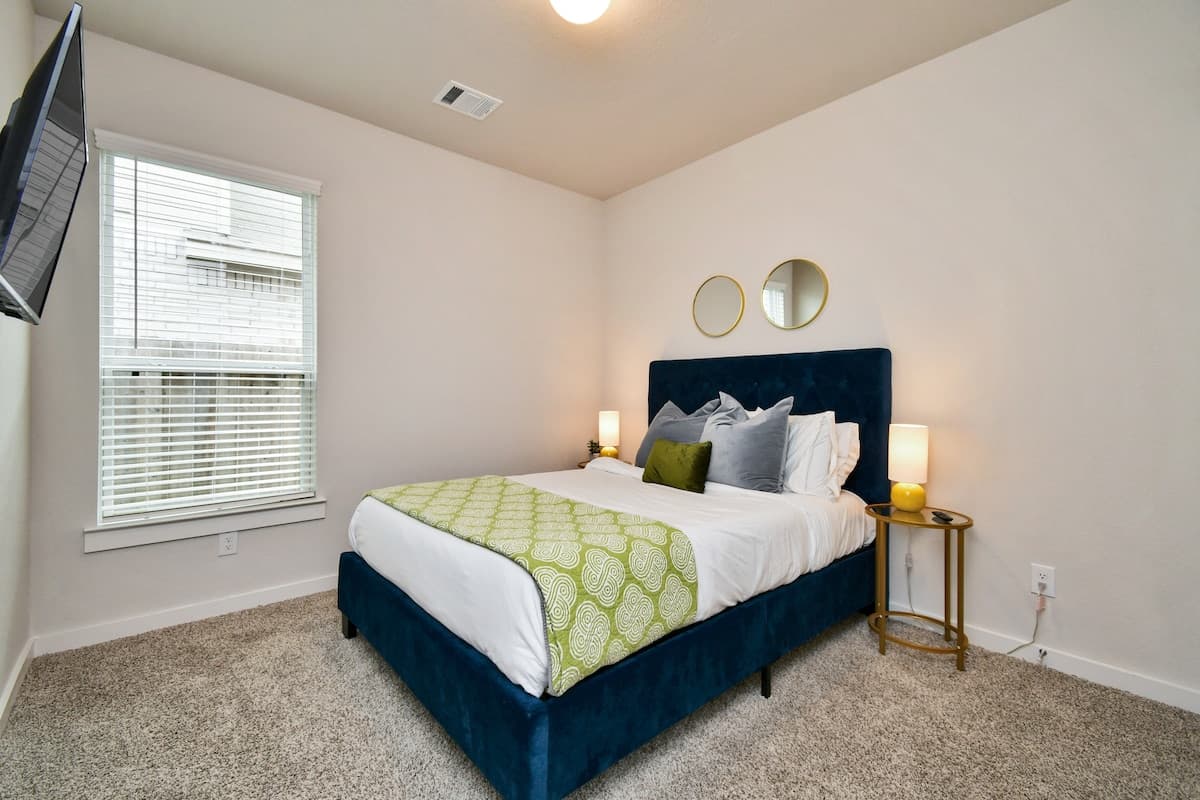 Modern 4-Bedroom Retreat in Spring, TX - Photo 4
